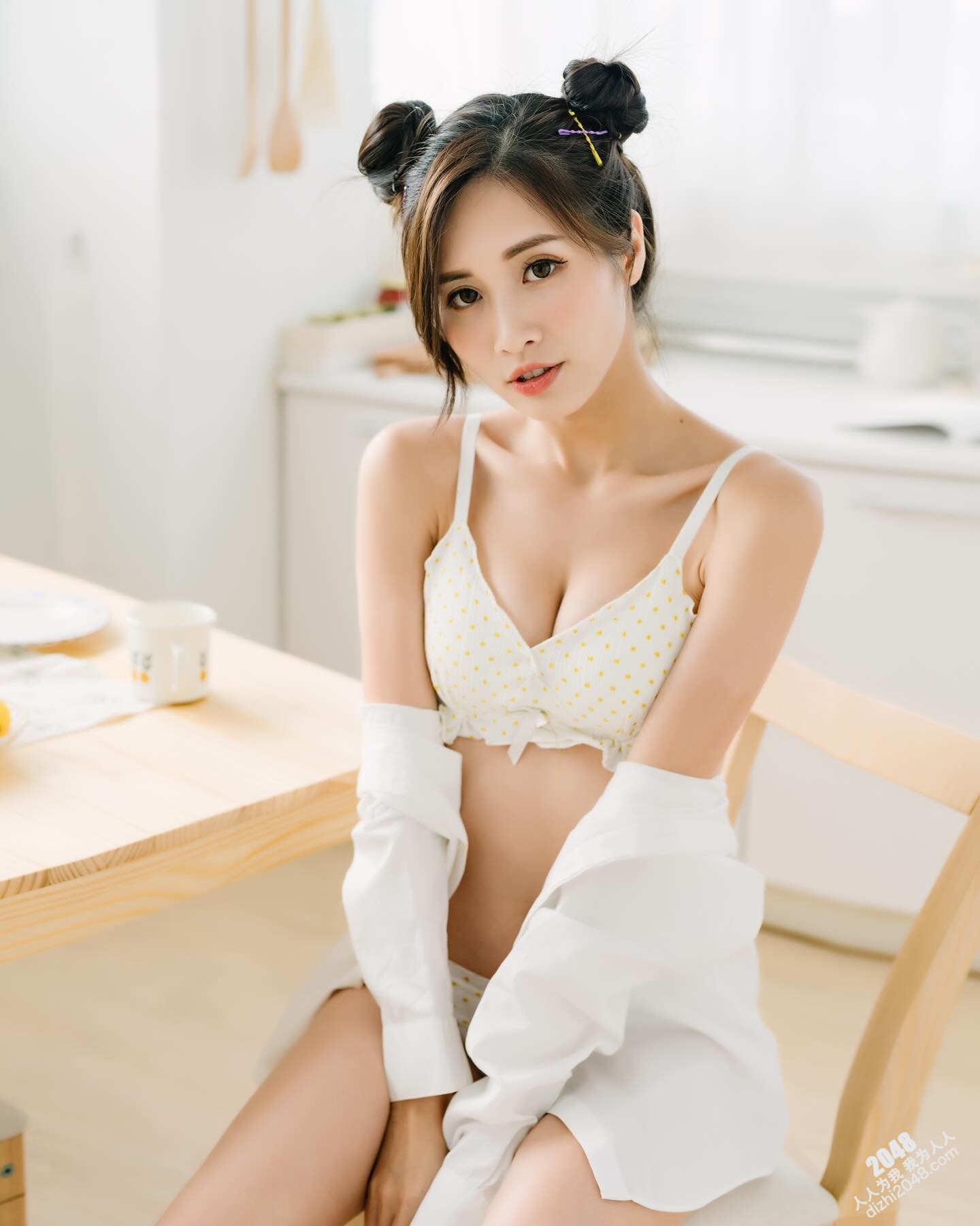 正妹「筠筠兒」魅惑電眼加性感身姿 完美比例超吸睛  (10P)