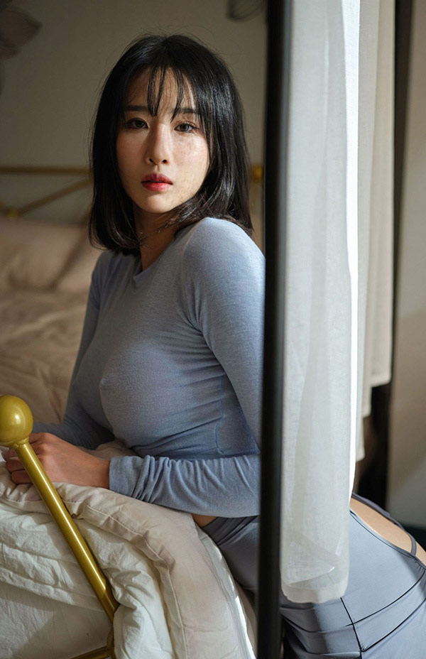 温柔可爱的吉他小姐姐居家写真两点激凸