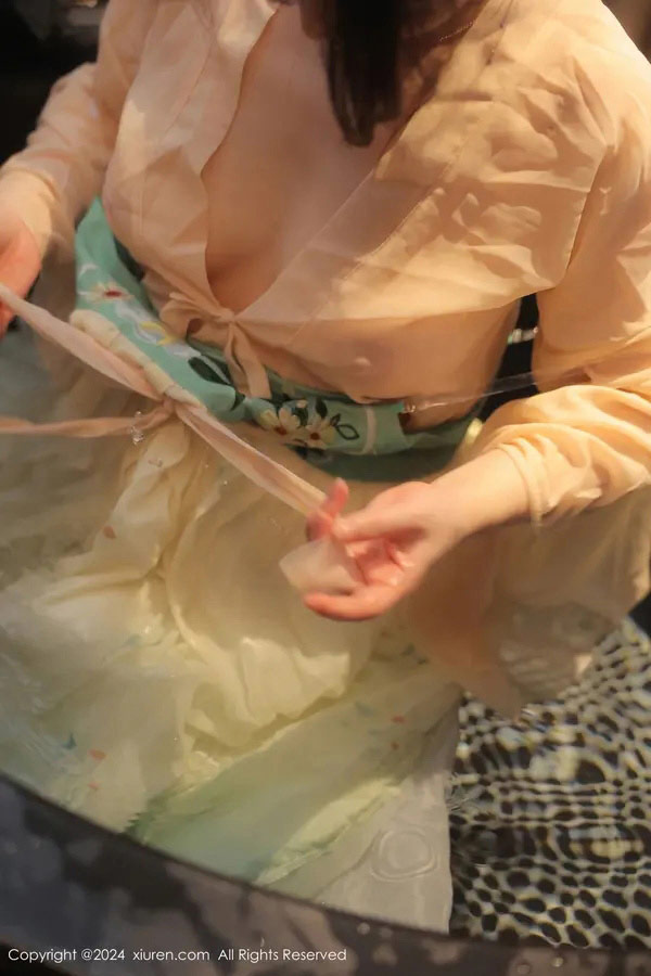 秀人女神诗诗古装情趣温泉湿身惹火